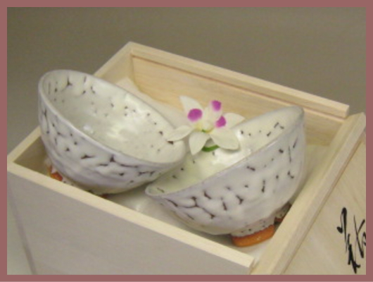 萩焼(伝統的工芸品)夫婦飯碗鬼白末広・木箱入り