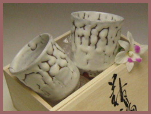萩焼(伝統的工芸品)夫婦湯呑鬼白筒線彫・木箱入り